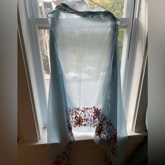 Handmade embroidered shawl - Picture 9 of 9